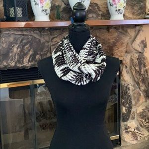 Libby Edelman infinity Scarf